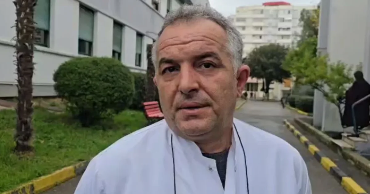 Plagosja e rëndë mes të miturve në Durrës  15 vjeçari i plagosur ende në gjendje kritike  flet mjeku  Është i intubuar  Ka 4 plagë në gjoks  njëra prej tyre i ka prekur zemrën