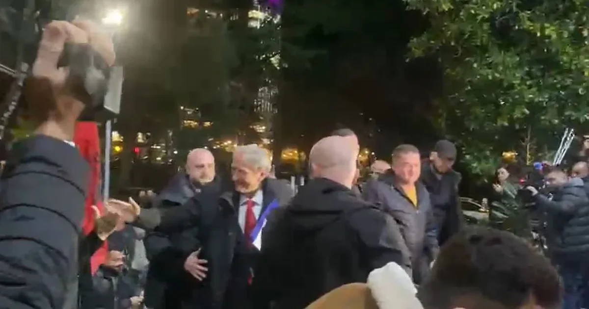 FOTO  Pak para protestës kombëtare  Kryedemokrati mbërrin në selinë e PD së  Pritet me brohorima nga mbështetësit