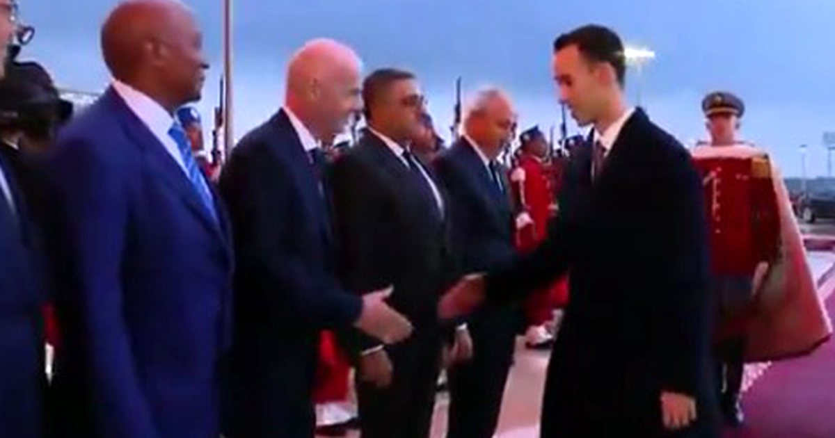 VIDEO  Befasi në Marok  gjunjëzohen të gjithë dhe i puthin dorën Princit të Kurorës  presidenti Infantino mbetet gojëhapur 