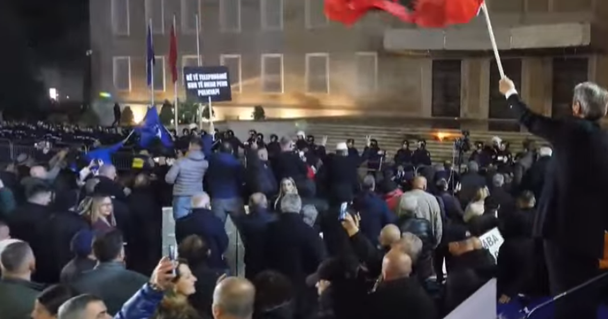 Kryeministria përfshihet nga flakët  zjarrfikësit shuajnë zjarrin