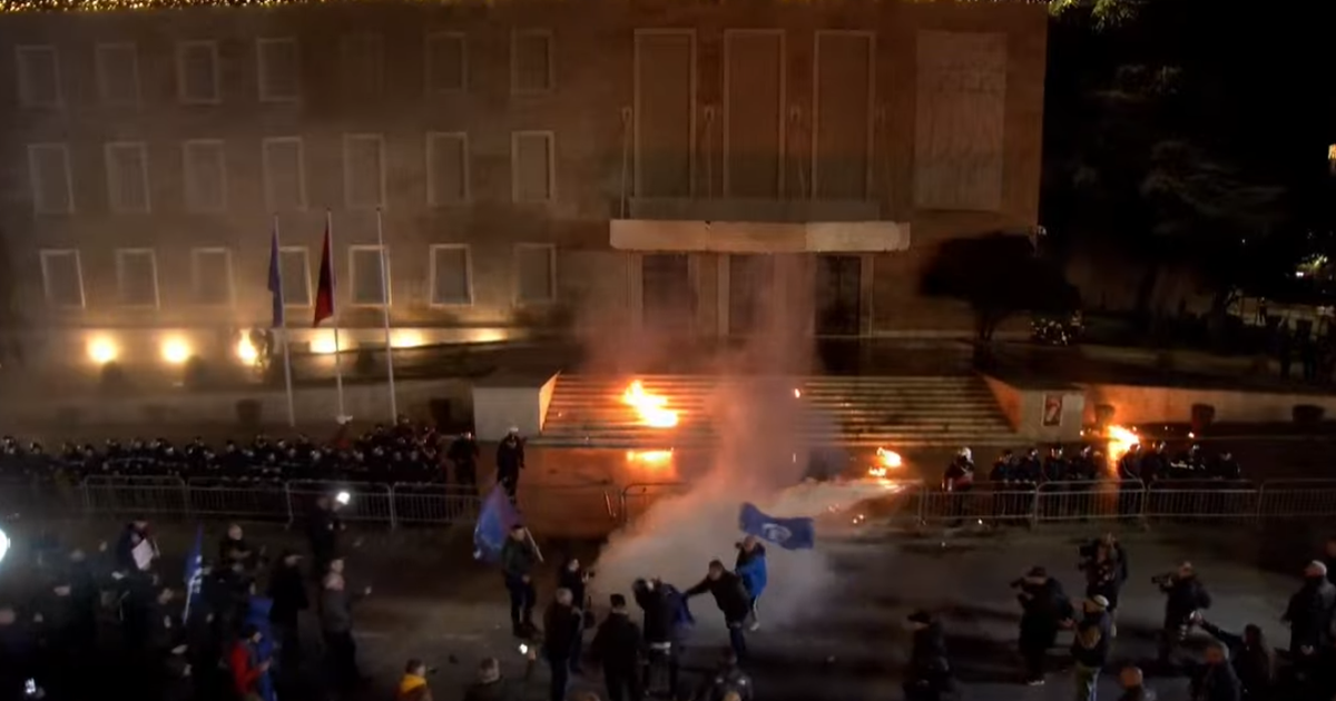 Protesta e Opozitës  hidhen molotivë te kryeministria