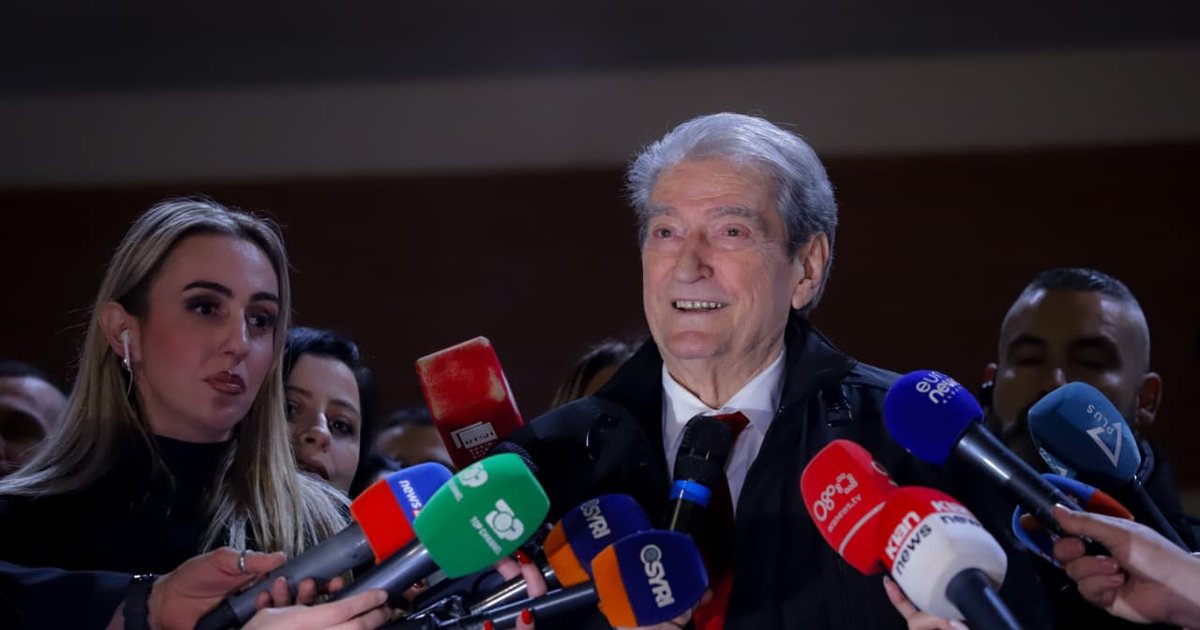 Berisha falënderon protestuesit  Ky mision do përcaktojë fatin e Shqipërisë  fatin e demokracisë  fatin e familjes shqiptare