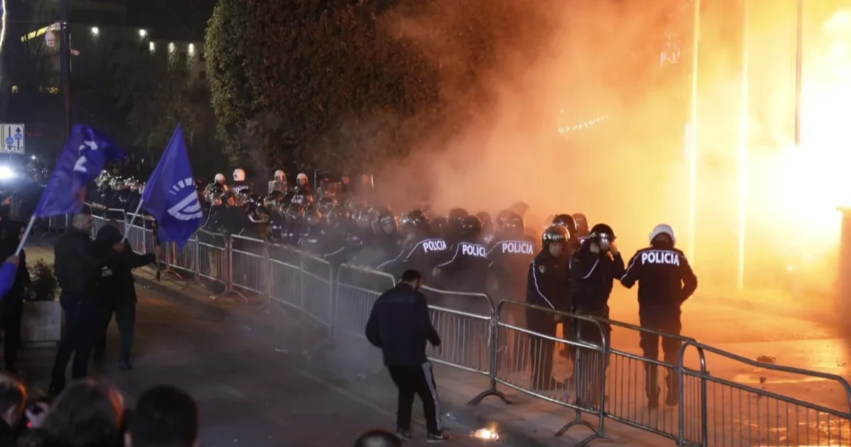 Protesta e opozitës përpara Kryeministrisë  Shoqërohen disa persona në komisariat