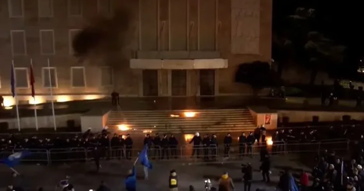 Hodhën molotovë drejt kryeministrisë  Pas protestës kombëtare  policia shoqëron 10 persona në Komisariat