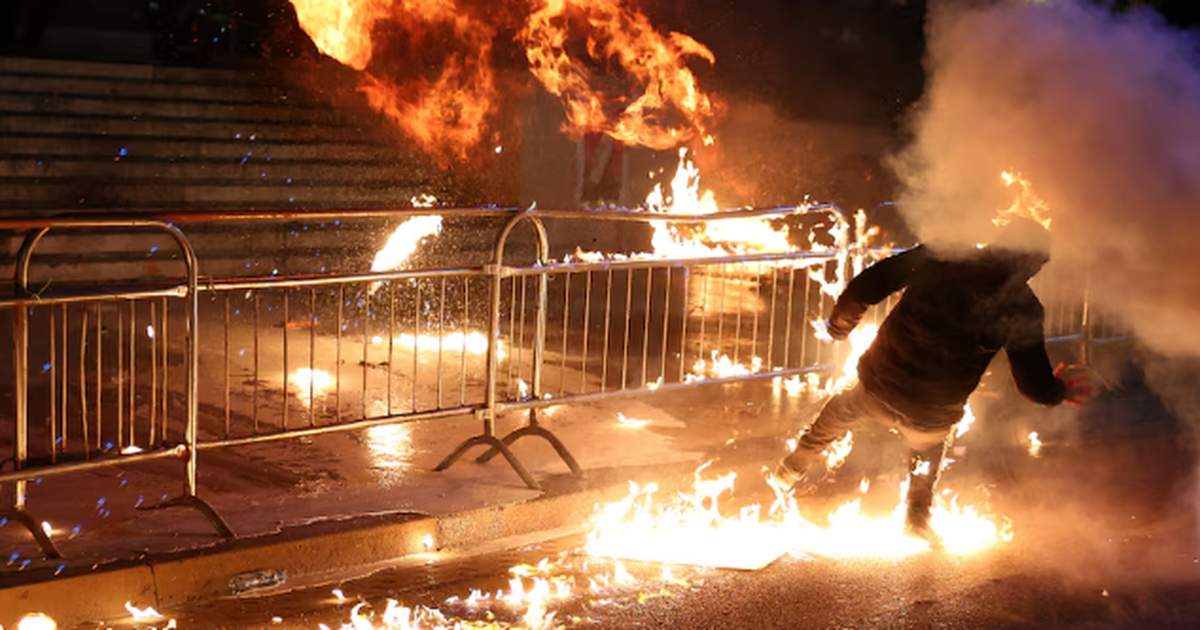 Agjensia britanike e lajmeve reagon ndaj protestës  Reuters  Akuzat për korrupsion shkaktojnë protesta kundër qeverisë shqiptare
