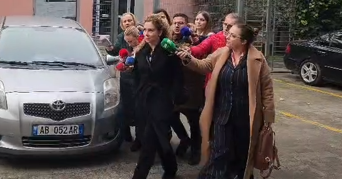 VIDEO  Pas rreth dy orësh në ambientet e Prokurorisë së Posaçme  Olta Xhaçka del nga SPAK  Socialistja  kyç  gojën para gazetarëve