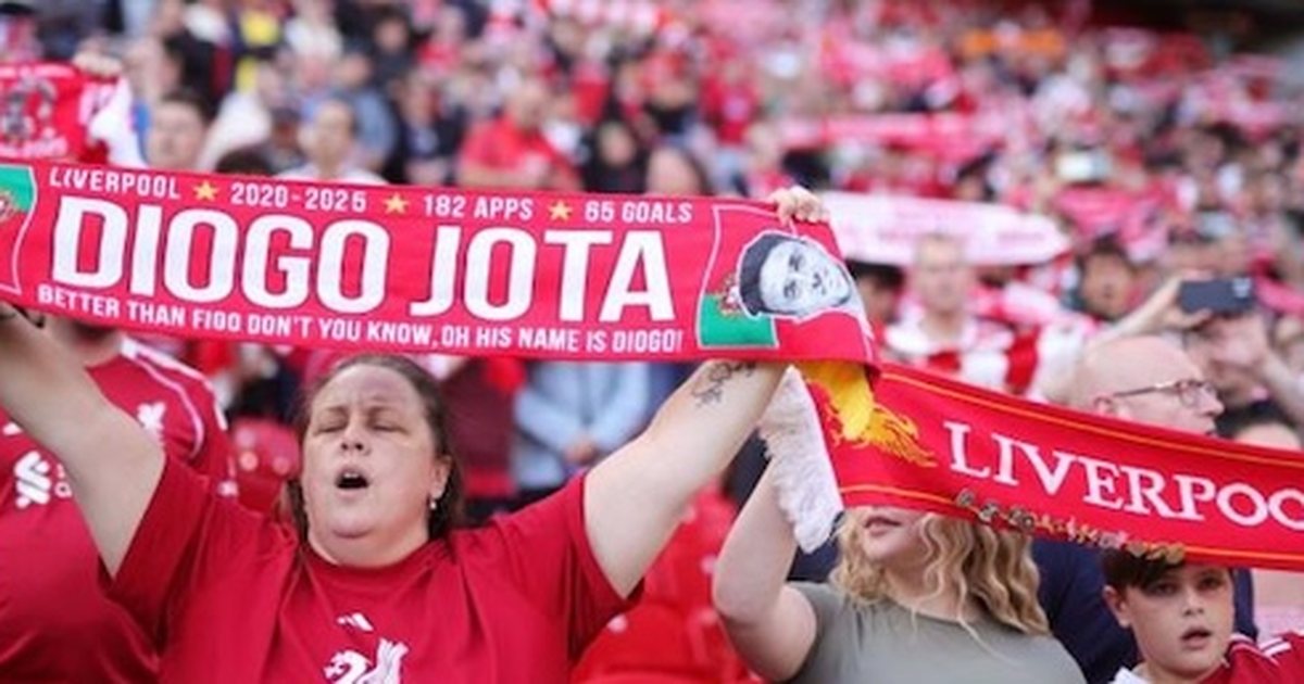 Fëmijët e Diogo Jotës  të shtunën në fushën e Anfield para ndeshjes ndaj Wolves 