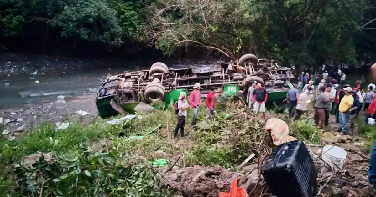 Tragjedi në Meksikë  Autobusi del nga rruga dhe përmbyset në një përrua  shënohen 10 viktima e dhjetëra të plagosur  Mes viktimave edhe fëmijë