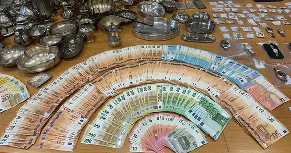 Grabitën pajisje dhe gurë të çmuar me vlerë rreth 1 milion euro   Skifterët  kishin 6 muaj në përgjim  Policia italiane arreston 2 shqiptarë