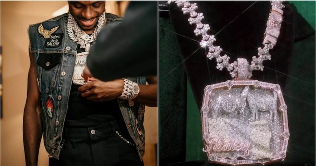 osimhen-i-ben-vetes-dhuraten-ekstravagante-nje-varse-floriri-me-nje-medaljon-1-5-kg