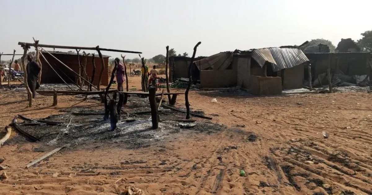 hyne-ne-qytet-mblodhen-njerez-dhe-i-masakruan-30-te-vrare-ne-nje-sulm-terrorist-ne-nigeri