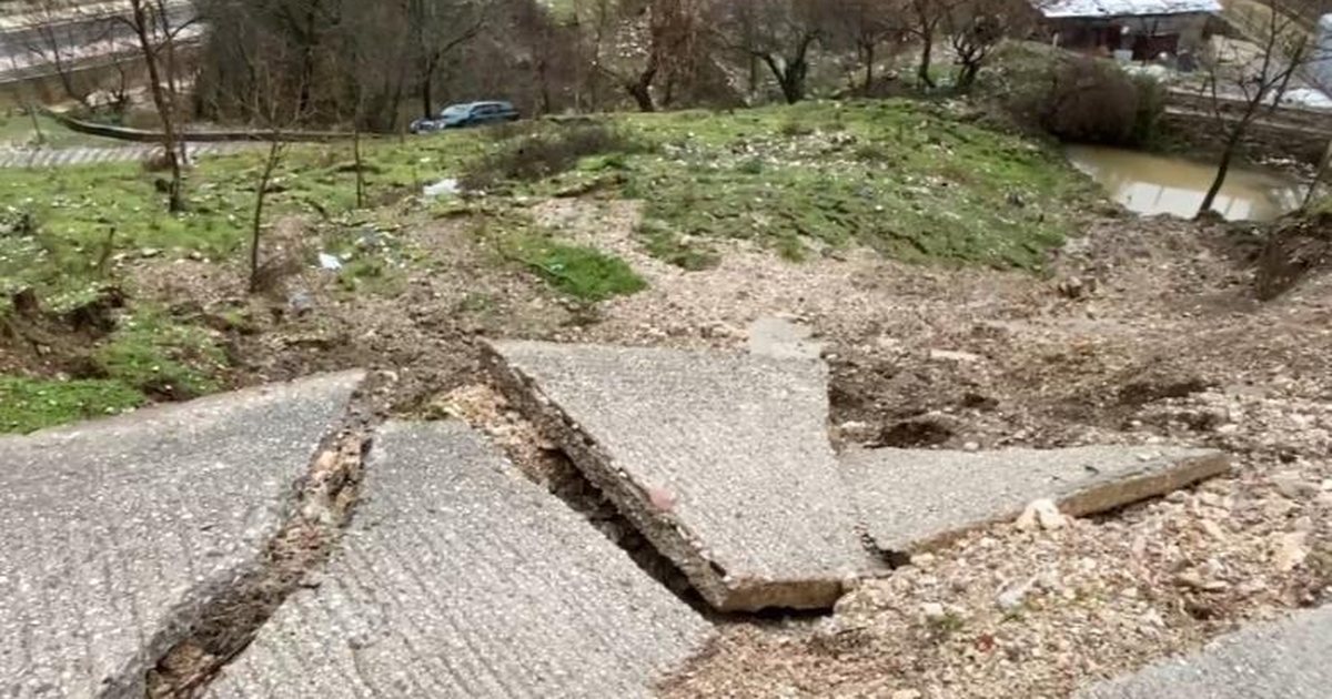 Kaos nga moti i keq në Gjirokastër  Çarje rrugësh e rrëshqitje dherash  bllokohen katër lagje të qytetit