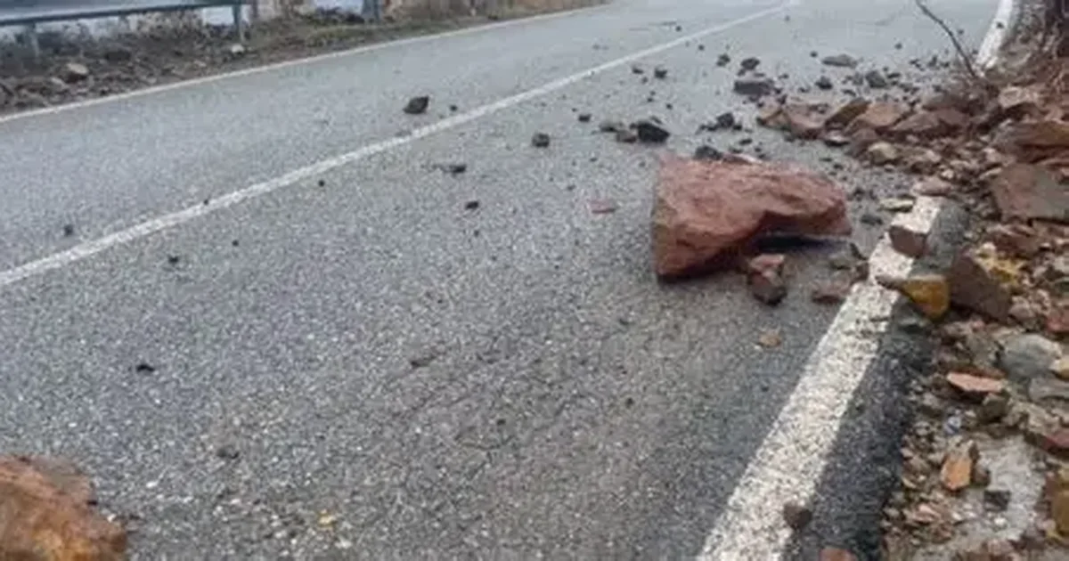 Moti i keq në Qarkun Dibër  Rëshqitje dherash dhe gurësh  vështirësohet qarkullimi i automjeteve