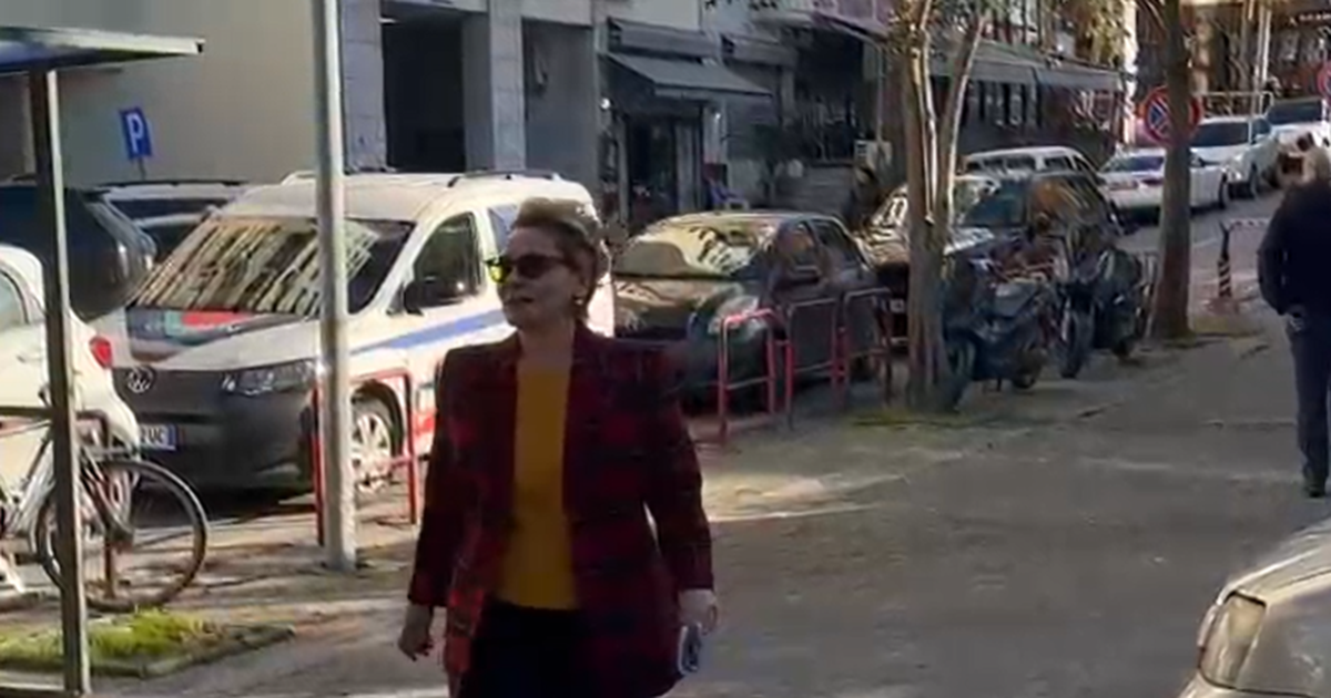 VIDEO  Kryemadhi paraqitet në SPAK  përshëndet gazetarët me dy gishta lartë