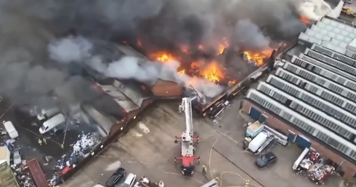 Zjarr i madh në një fabrikë në Britani  Shtëllunga tymi mbulojnë zonën  më shumë se 100 zjarrfikës në  luftë  me flakët  VIDEO 