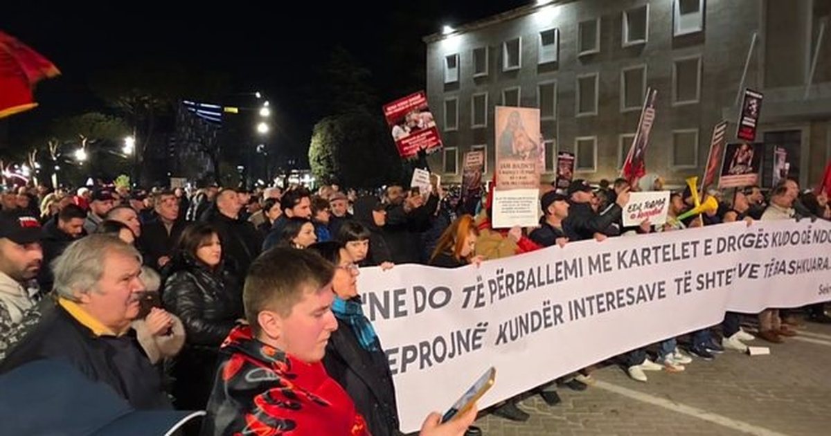  Duhet ta presim nga rrënjët   Lapaj para Kryeministrisë  Ne na mungojnë ilaçet  këta pijnë verë 33 mijë euro  Më çuan njerëz për të më thënë se 