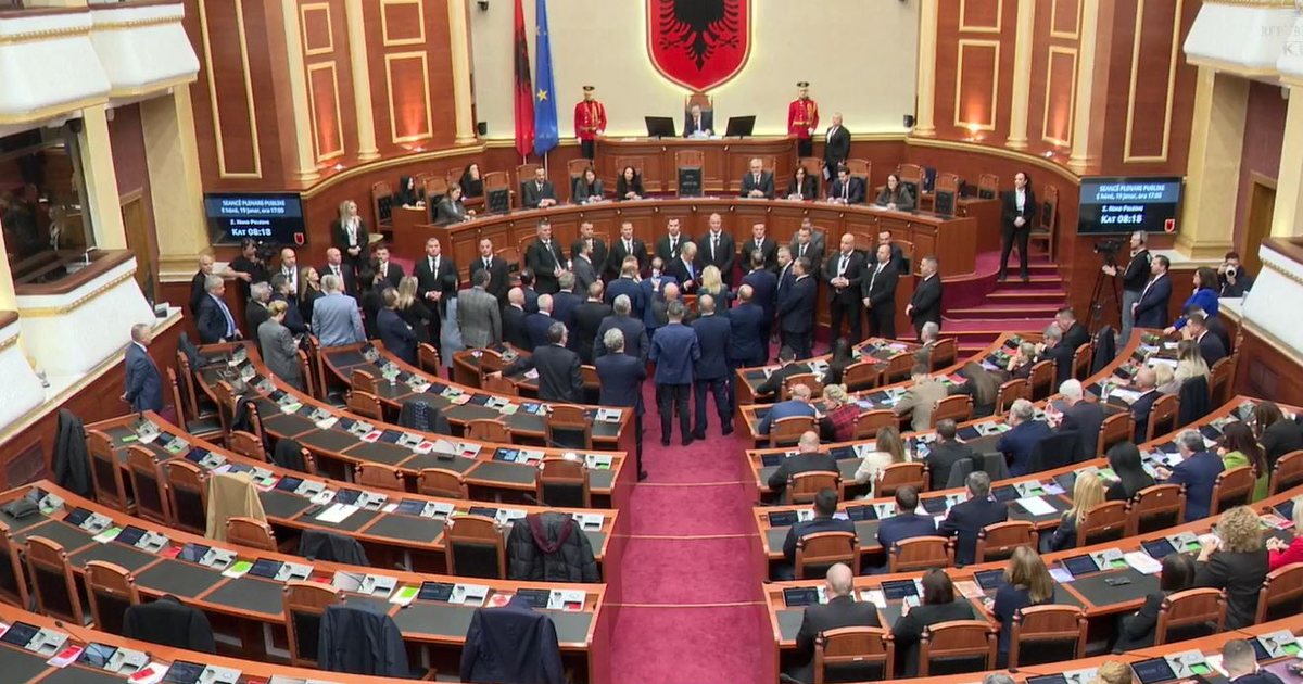 Nis me kaos sesioni i ri parlamentar  opozita  pushton  foltoren  Peleshi  Integrimi kërkon konsensus të gjerë  Berisha  Po të jetë burrë  le të vijë Rama  mos të fshihet pas   