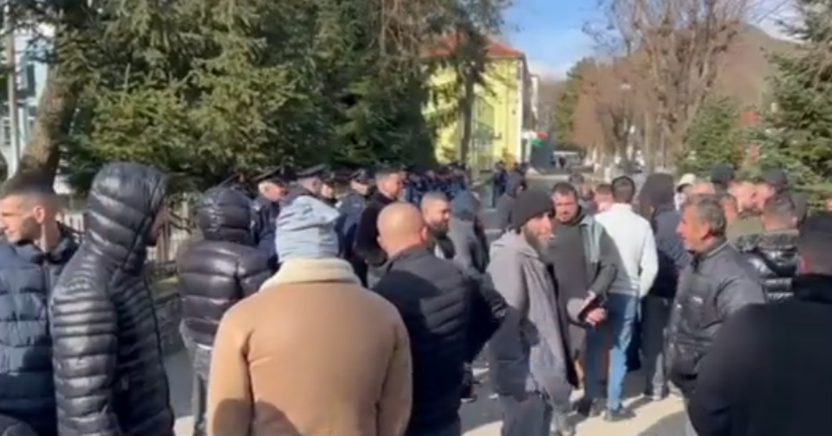 Dëmet nga përmbytjet  Fermerët protestë para bashkisë Maliq  Kërkojmë dëmshpërblim 