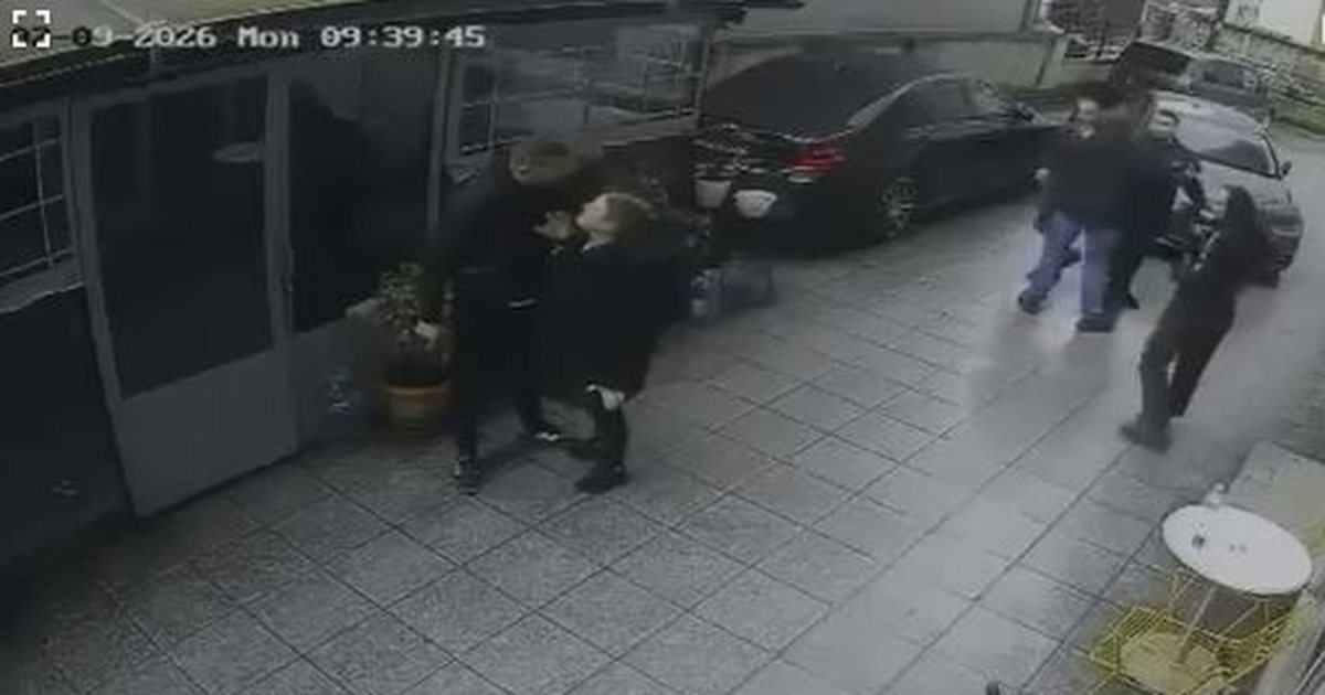 Efektivi i policisë përplaset me punonjësin e një biznesi për makinën e parkuar dhe nxjerr armën  AMP nis hetimin ndaj tij