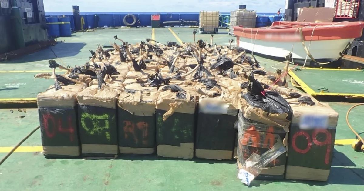 Megaoperacioni policor  Marina franceze sekuestron 2 4 ton kokainë në Paqësor