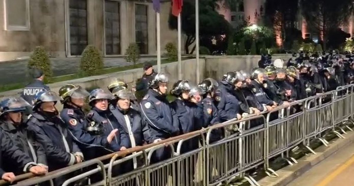  Blindohet  Kryeministria  qindra efektivë policie rrethojnë godinën para nisjes së protestës