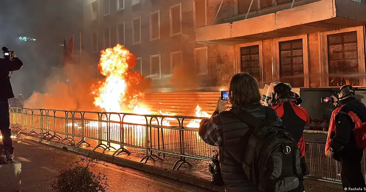  Tensione mes protestuesve dhe policisë   DW  Në përvjetorin e rrëzimit të bustit të ish diktatorit Enver Hoxha opozita shqiptare zhvilloi protestë kombëtare