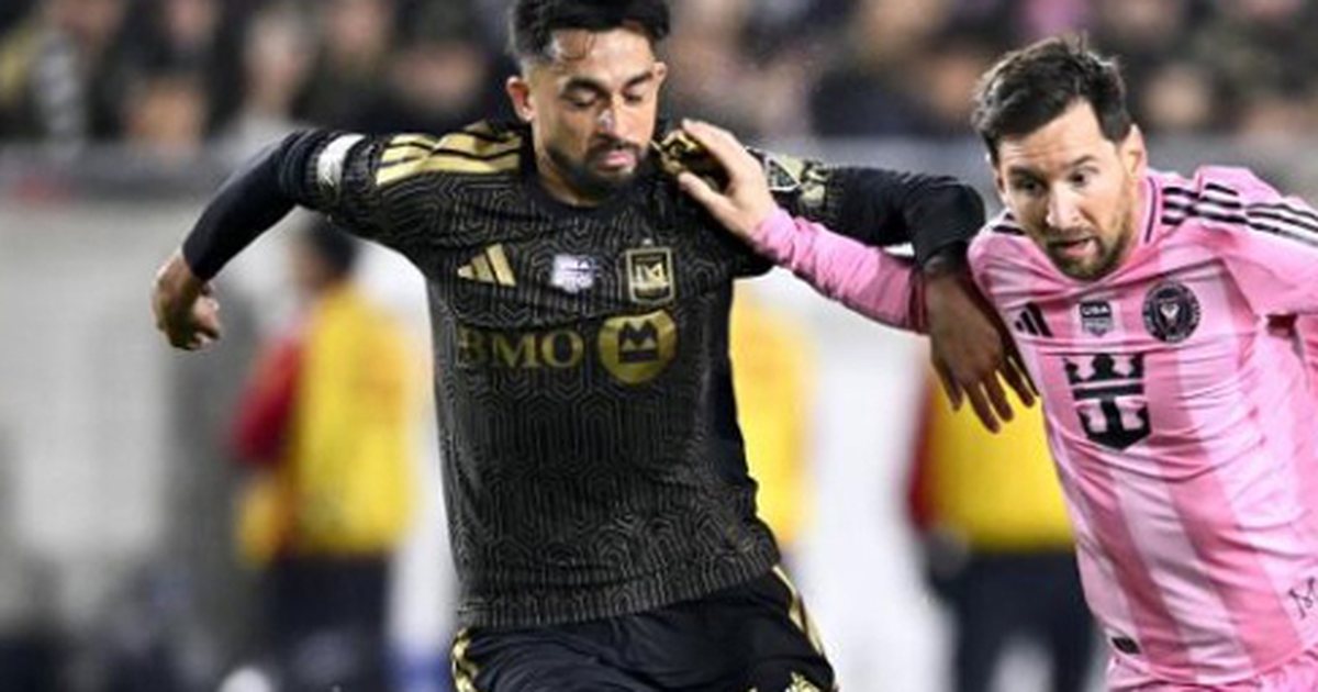 VIDEO  I mërzitur nga disa vendime  Leo Messi u përpoq të ndiqte gjyqtarët në stadium pas ndeshjes  Luis Suarez e mbajti