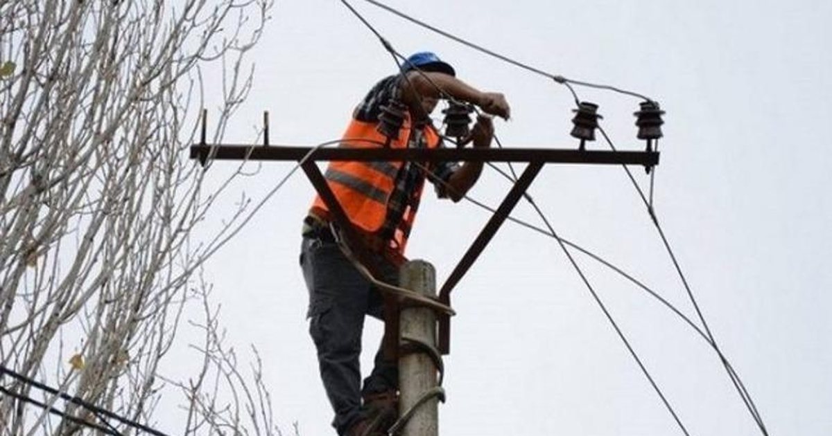 Po rregullonte një defekt në linjën elektrike dhe ra në kontakt me korrentin  vdes elektriçisti në Pogradec
