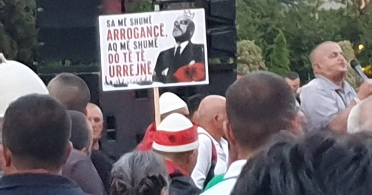 Dita e 57 të e protestës  Qytetarët mblidhen ne sheshin  Skënderbej 