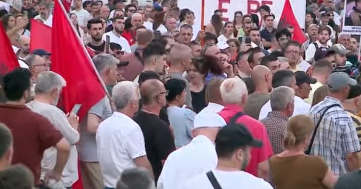  Nuk tërhiqemi   Sot dita e 54 të e revoltës kundër qeverisë  qytetarët të vendosur deri në largimin e Edi Ramës