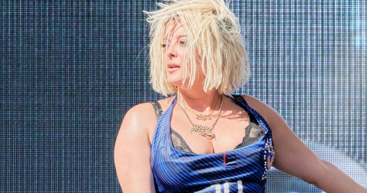 Pse Bebe Rexha u komentua gjerësisht në rrjet për përformancën e saj në Los Angeles për Kupën e Botës 