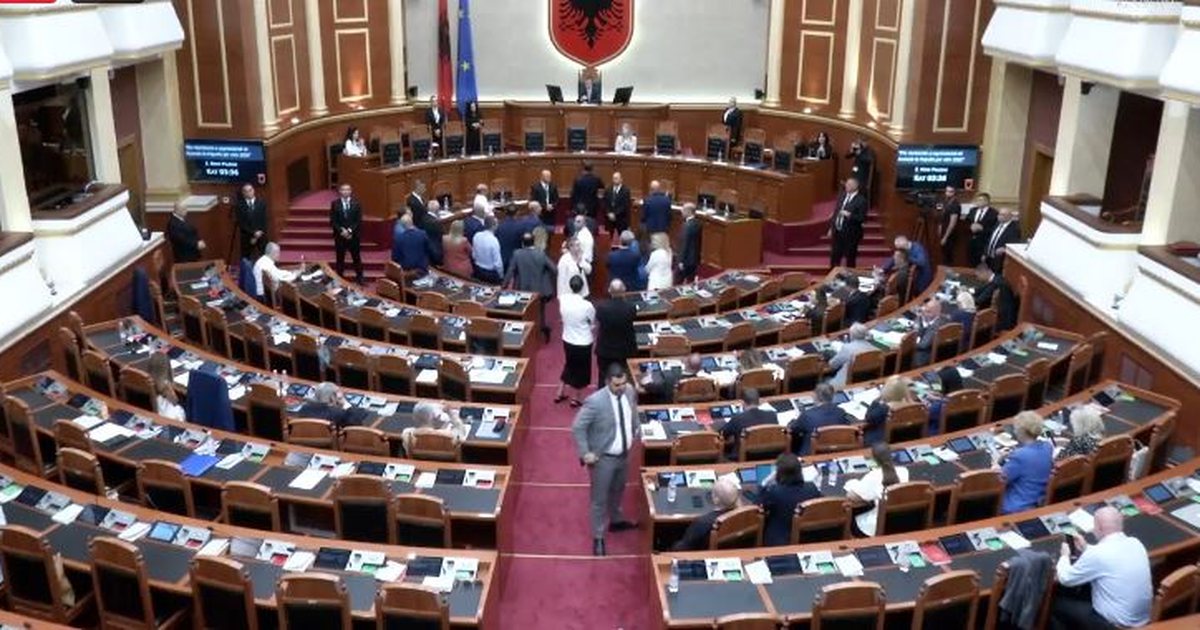  Ai nuk do raportojë dot në Kuvend   Përplasje mes Bardhit dhe Peleshit në Kuvend  Ky precedent nuk i vlen askujt  si mund ta bllokosh Kuvendin