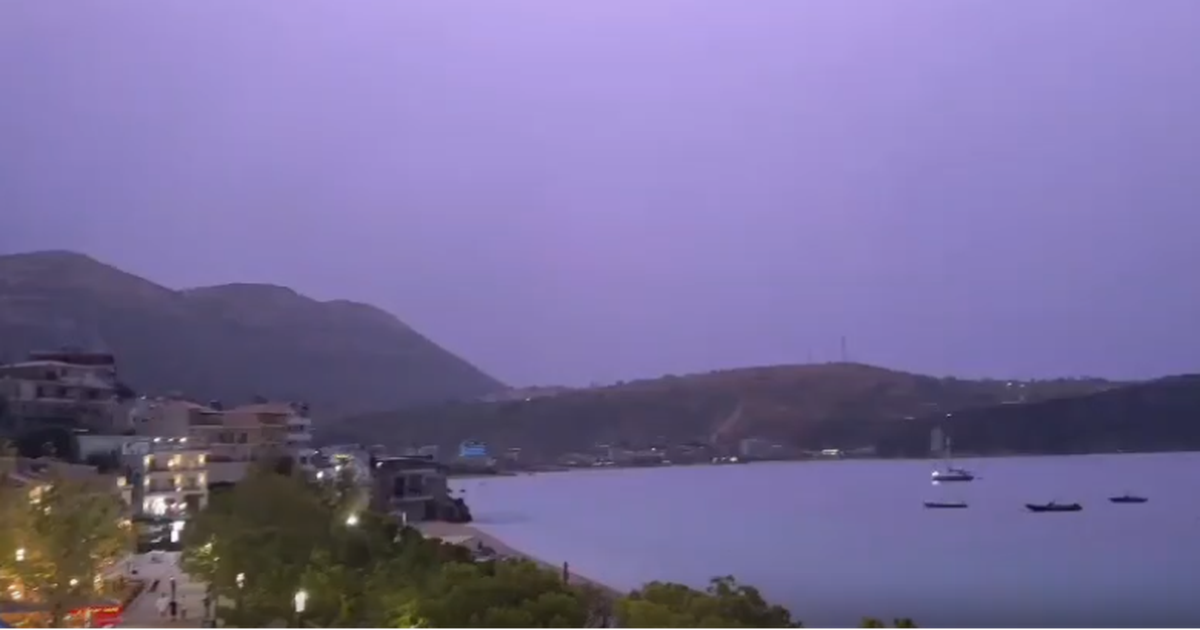 VIDEO  Stuhi me shi  rrufe e erë  moti i keq  mbërthen  Vlorën  momenti kur pushuesit largohen me vrap