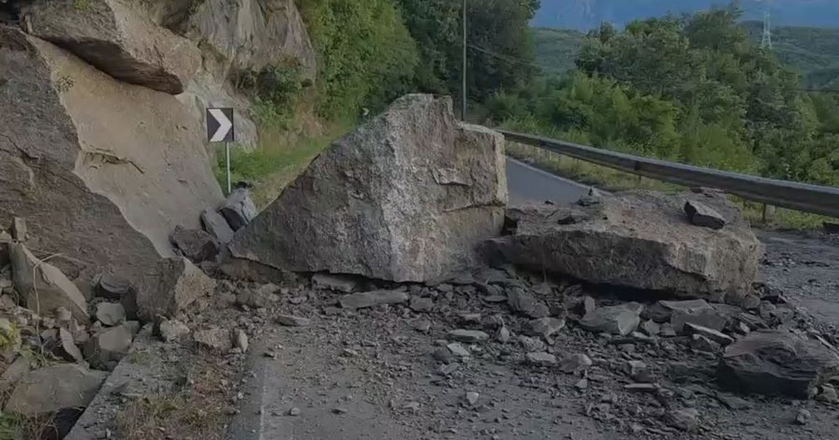 Shembet një masiv shkëmbor në aksin Burrel Klos  krijohet vështirësi në qarkullimin e automjeteve