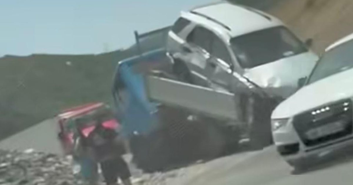 Shmanget tragjedia  Shkoi për të tërhequr një automjet i cili kishte pësuar defekt  karrotreci përfshihet në aksident