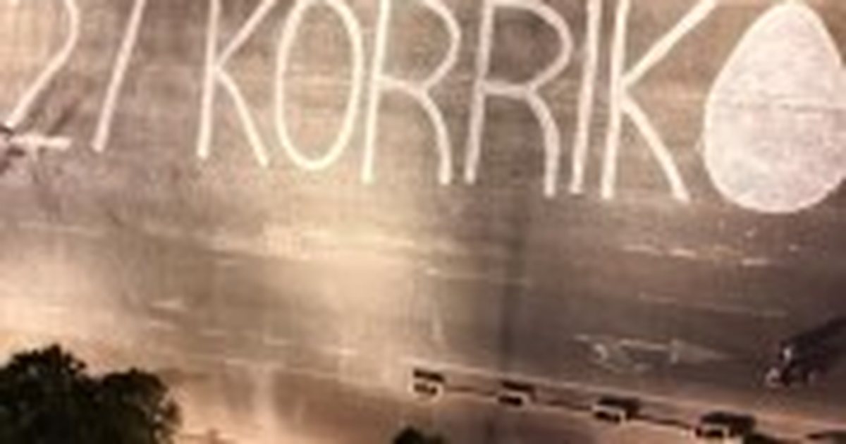 FOTOLAJM  Qytetarët shkruajnë në Bulevard datën 27 Korrik dhe pikturojnë një vezë