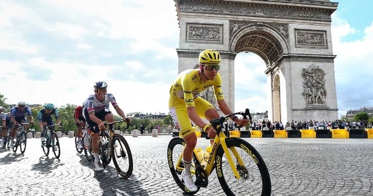 Tour de France  Van der Poel triumfon në Paris  Pogacar kurorëzohet  Mbret  