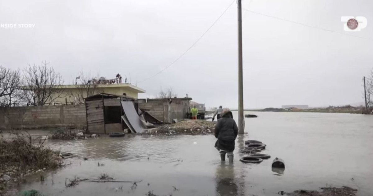 Familje të izoluara nga uji në Porto Romano  investimi i dështuar në kanalin e ri kullues që  kthen ujin pas 