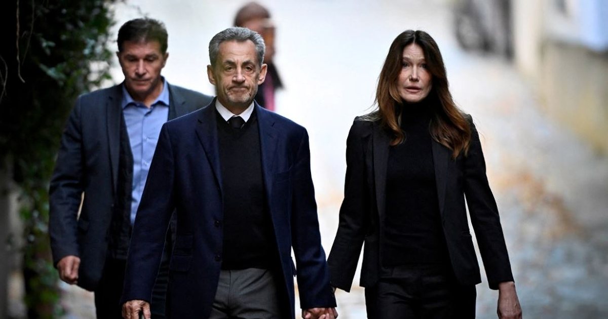 I kapur dorë për dore me Carla Bruni n dhe mes duartrokitjeve  Nicolas Sarkozy i drejtohet burgut  nis sot dënimin me 5 vite burg për ish presidentin francez  VIDEO 