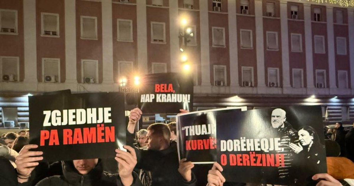 FOTOLAJM  Foltorja e opozitës para kryeministrisë  Parullat  pikante  nga qytetarët  Jepni dorëheqjen derëzinj