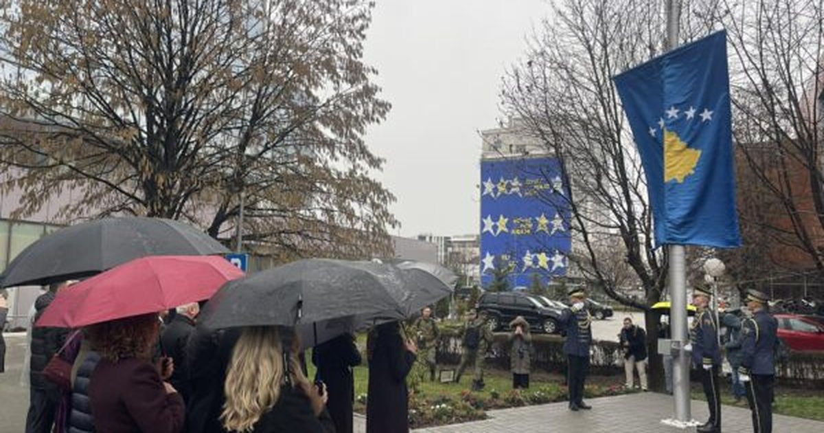 18 vjetori i pavarësisë së Kosovës  Ngrihet flamuri para objektit të Qeverisë  të pranishëm Osmani  Kurti dhe Haxhiu