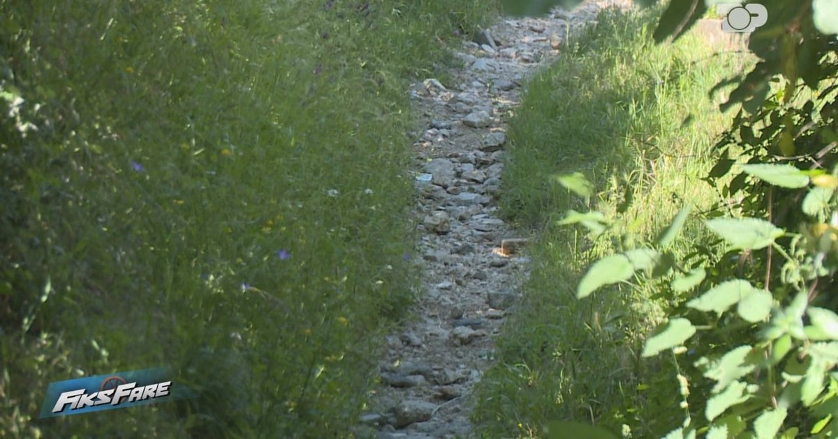 Rruga  Goce  në Krujë prej vitesh e rrënuar  zaptohet dhe me gardh  Banorët  S kalojmë dot në këmbë  jo më ambulanca