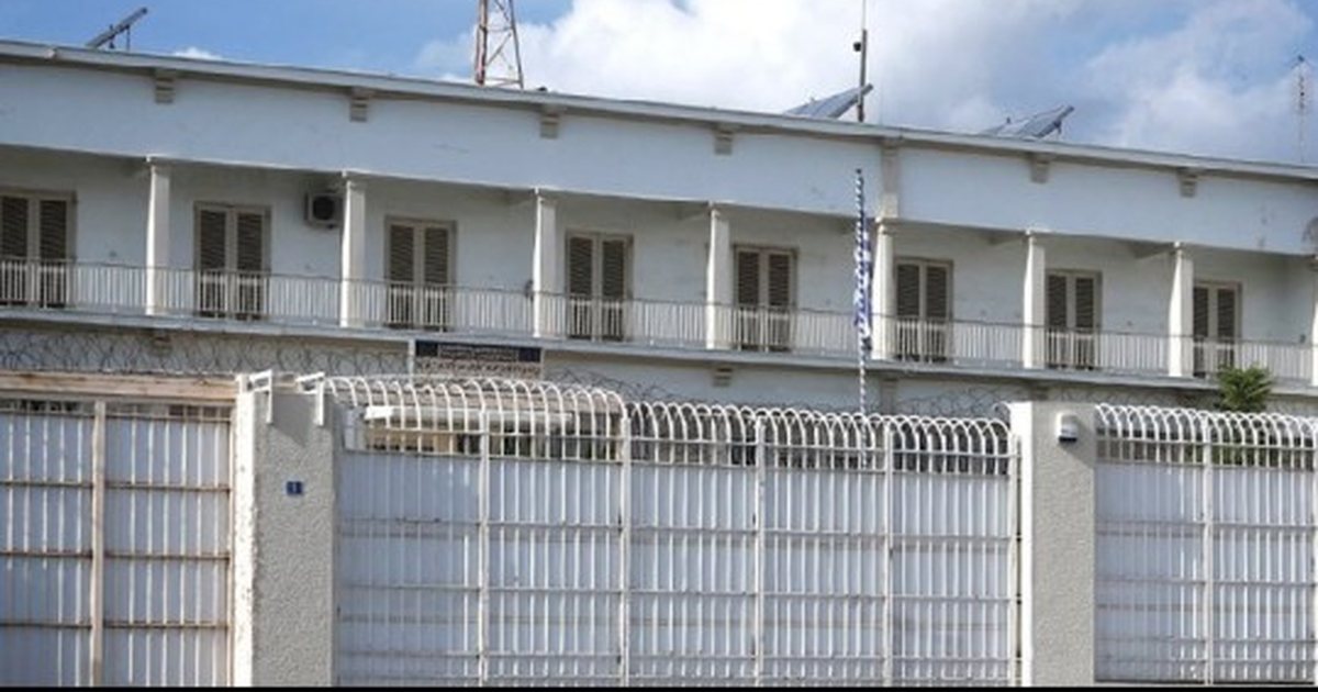 Incident në burgun e Burrelit   S më lënë të promovoj librin   anëtari i  Bandës së Babagjyshëve  ankohet në Instagram  Kontrolle të imtësishme në qeli