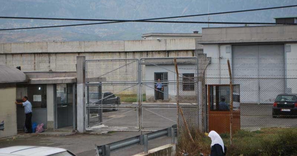 Zbardhen 33 emrat e të burgosurve të transferuar nga Durrësi në IEVP Peqin dhe Fier  Mes tyre Lulzim Berisha  Astrit Avdyli dhe vëllai i deputetit të PS