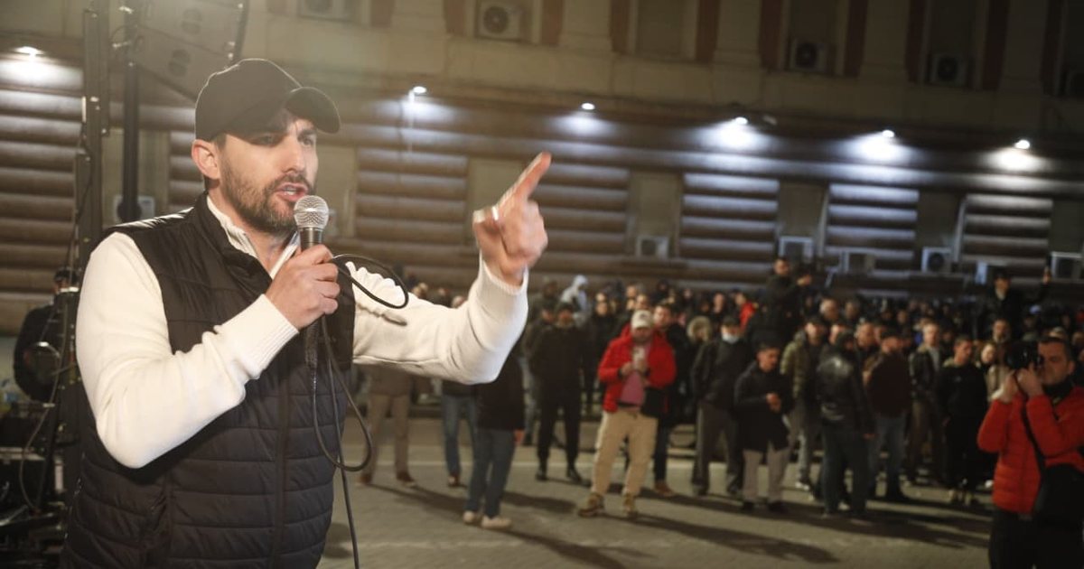  Do ta largojmë këtë klasë politike   Lapaj  Ne na mungojnë ilaçet  këta pijnë verë 33 mijë euro dhe blejnë çokollata 10 mln euro