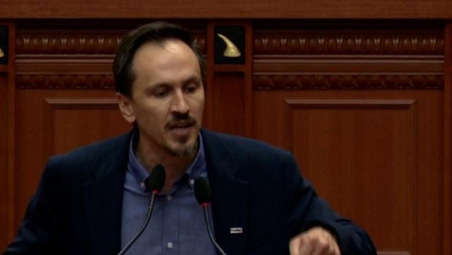 "Gruaja e Arlindit shp&euml;rndan fondet e BE"/ P&euml;rplasje e