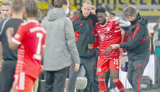 Goditet n&euml; fytyr&euml;! Alphonso Davies le fush&euml;n i trullosur dhe