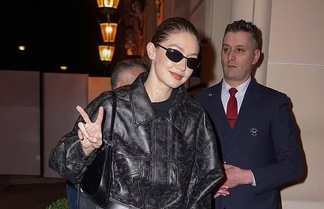 Plot emocione, përqafime e autografe me fansat/ Ja si u duk Gigi Hadid