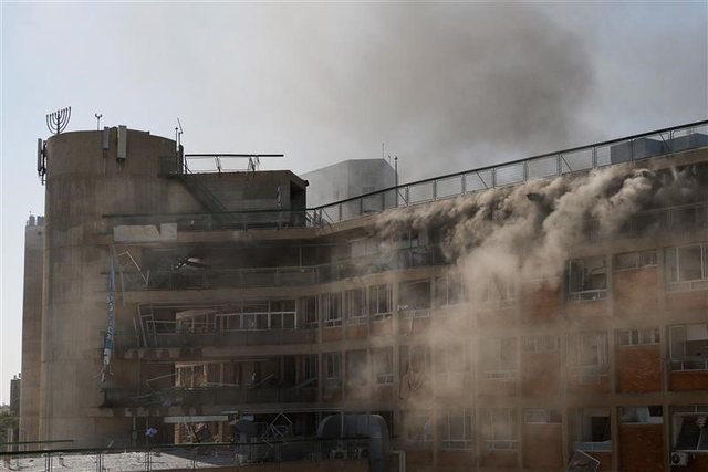 FOTO/ U godit nga raketat iraniane, re tymi ngrihen në një nga