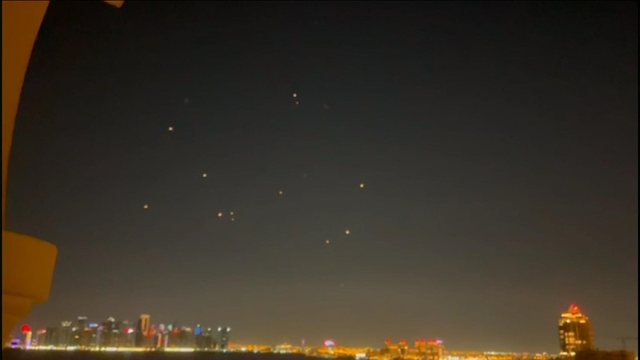 FOTOLAJM/ Qielli mbi Doha ndriçohet pas sulmit me raketa nga Irani